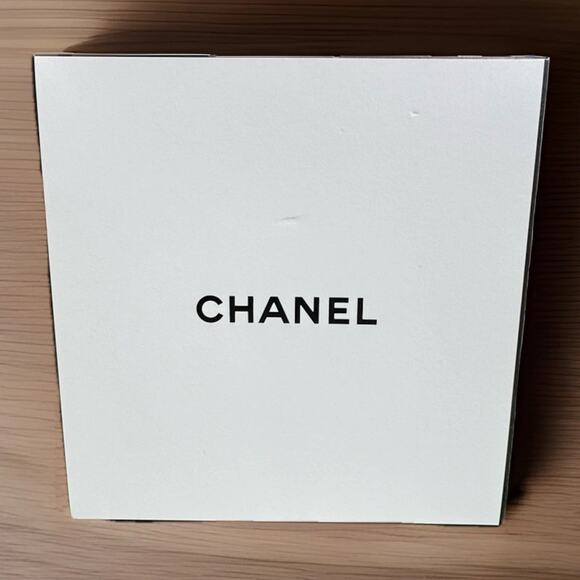 CHANEL Large Gift Box Authentic Black & White 10 3/4 Square 4 3/4 Deep - Picture 1 of 5